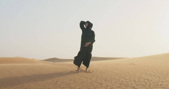 女人站在沙漠里欣赏风景