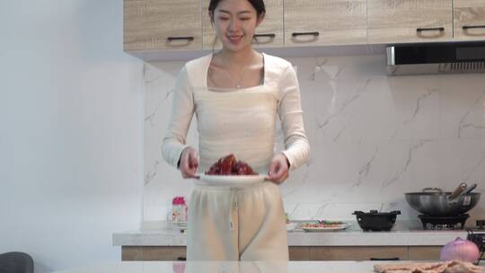 漂亮女人在厨房端菜2视频素材模板下载