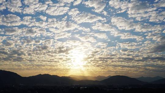 夕阳天空云朵延时傍晚乡村日落阳光穿过云层