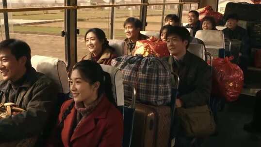 乘客乘坐大巴返乡场景