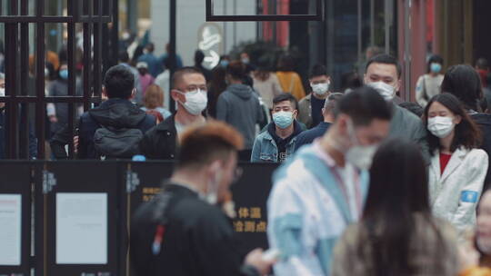 疫情下的成都街头行人戴口罩慢镜头