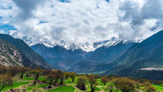 中国西藏林芝纳迦巴瓦雪山云层遮挡