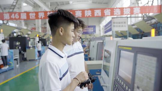 职业技术院校学生操作使用机床视频素材模板下载