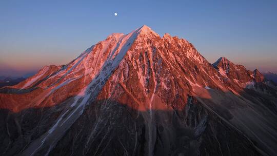 川西雅拉雪山日落日照金山航拍