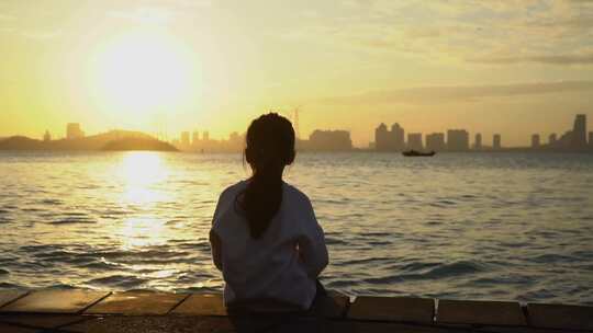 孤独的小女孩坐在海边的背影【商用需购买】