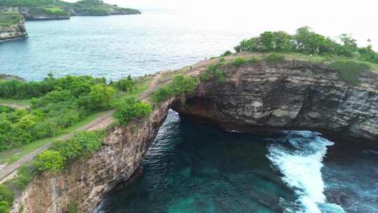 游客探索巴厘岛破碎海滩地标的航拍