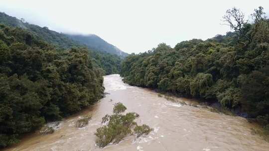 这是一条流经高止山脉西部山谷的河流。这个