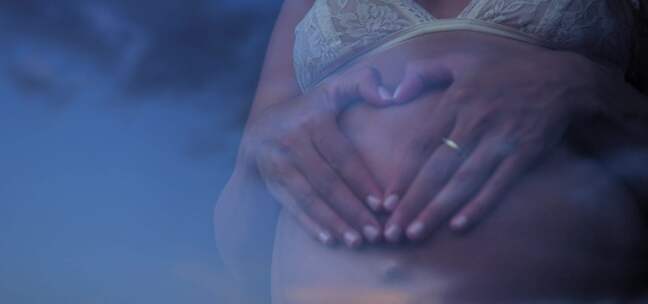 孕妇用手捂住肚子做心脏