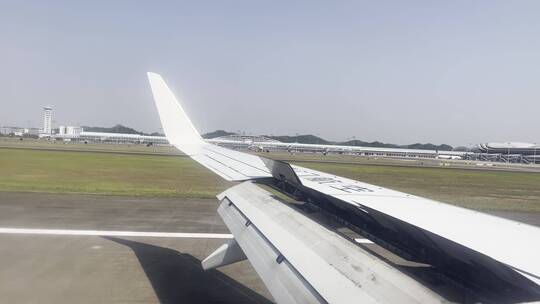 桂林机场飞机滑行机翼