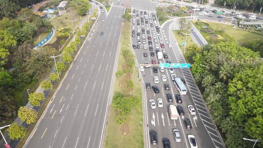 繁忙的城市道路