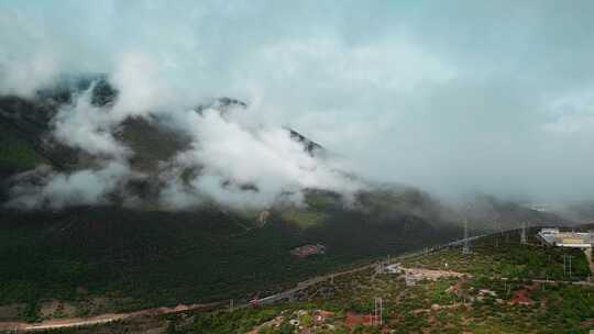 云南香格里拉尼西藏族村庄云海云雾