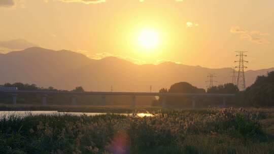 夕阳下昌平线地铁行驶而过