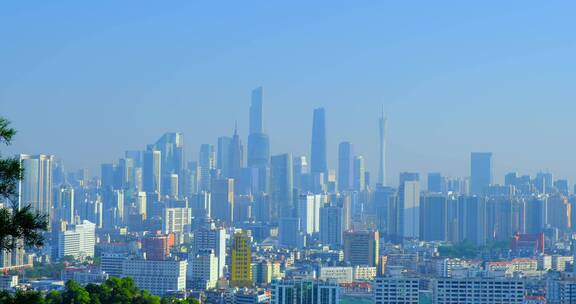 广州白云山与珠江新城摩天建筑群全景