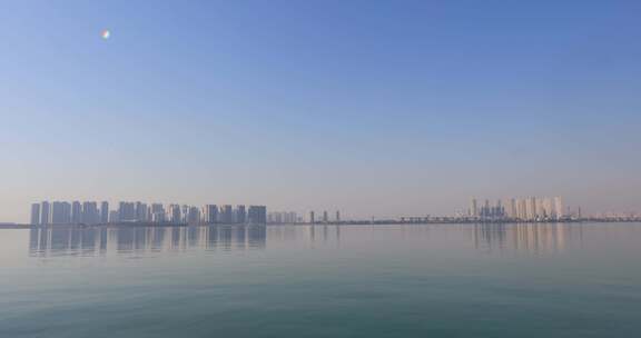 苏州独墅湖水边草地旁城市高楼的远景画面