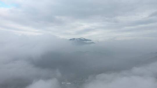 航拍浙江湖州安吉山区清晨高山大雾