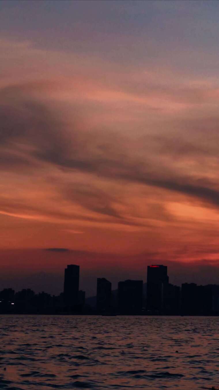 湖面夕阳晚霞日落竖屏延时