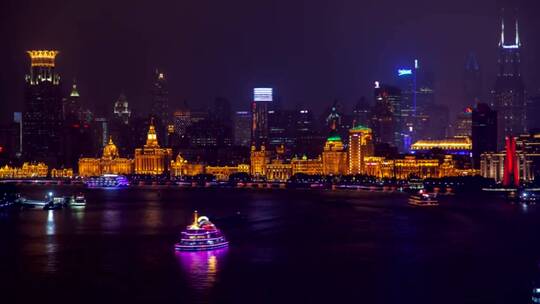 上海河上的照明渡轮