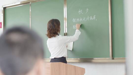 老师黑板写字背影黑板写字语文老师备课讲课视频素材模板下载