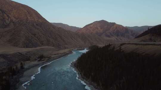 山地景观中的河流鸟瞰图