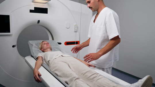 在白色办公室的现代诊所中，一种用于MRI