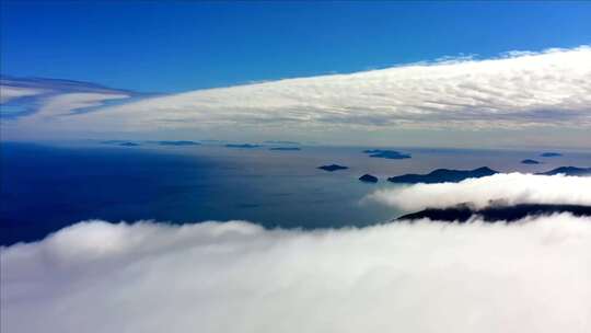 高空俯瞰云海海洋与岛屿