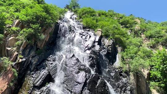 济南市历城黄巢水库，高空流水而下形成瀑布