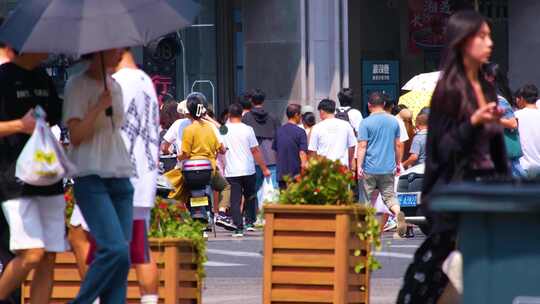 城市夏天暑假酷暑高温炎热街道人群人流街景