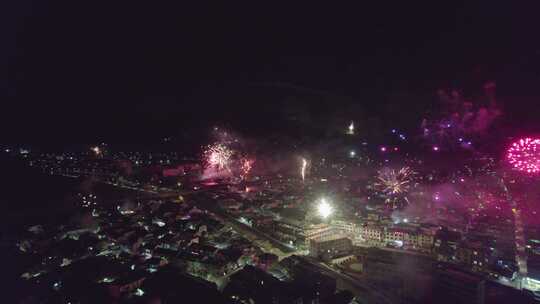 中国乡村除夕新年夜空绚烂烟花航拍