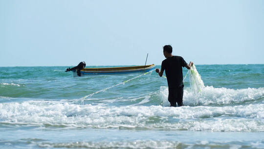 海边收网的渔民