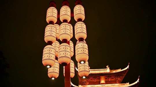 夜晚中式建筑旁的灯笼
