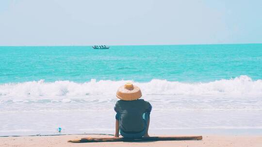 坐在海边看风景的老人