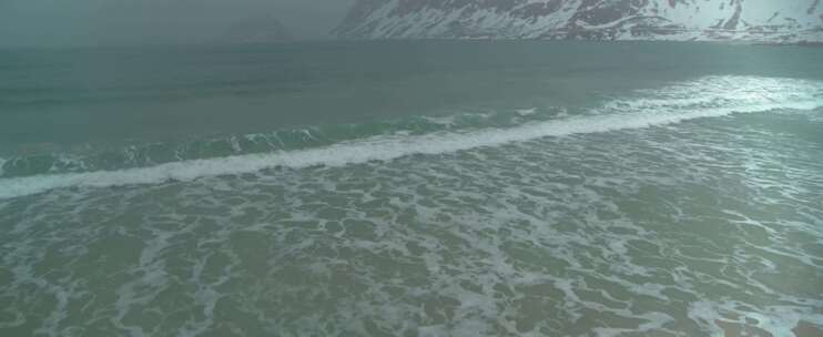 海上天线旁雾蒙蒙的雪山