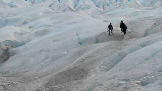 探险队在冰川上行走
