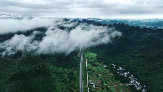 桂林喀斯特峰林中穿行的高速公路云雾缭绕