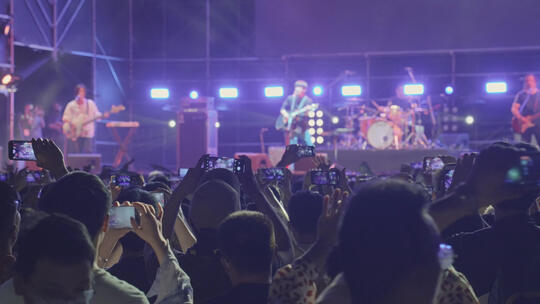 城市摇滚音乐节现场疯狂观众