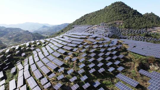 航拍山上光伏太阳能电池板