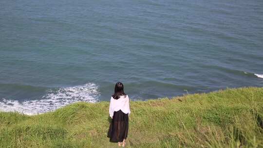 孤独的女孩走向海边悬崖【商用需购买】