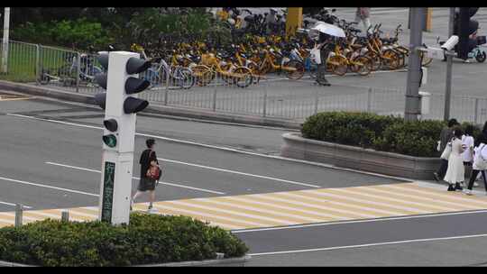 城市十字路口车流人流