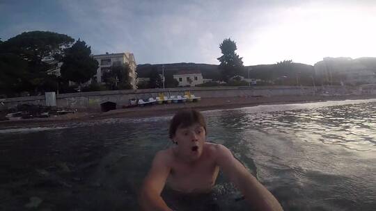 男子在游泳时拿着水下摄像机拍摄