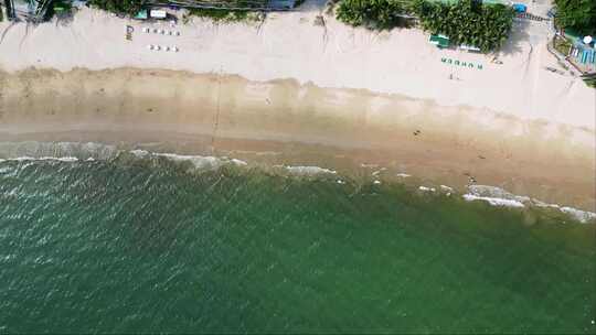 海滨城市高楼边的沙滩和海水景象