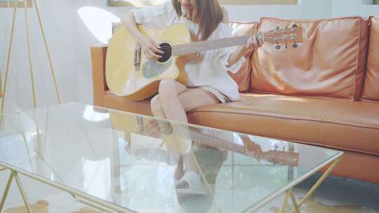 美女在家弹吉他