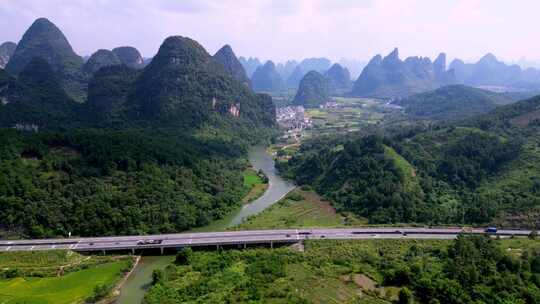 桂林喀斯特山谷中穿行的高速公路视频素材模板下载