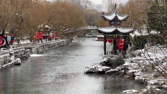 济南护城河，雪后的泉水氤氲蒸腾