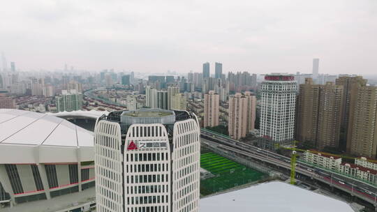 4K航拍上海体育场高楼大厦带出上海全景