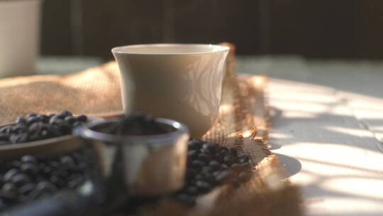 咖啡豆和热咖啡特写镜头