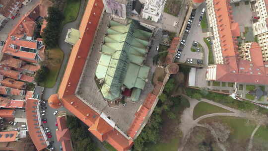 萨格勒布市中心和大教堂的鸟瞰图。白天从上面拍摄。视频素材模板下载
