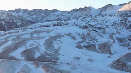 航拍冬季新疆夕阳下美丽的雪山纹理