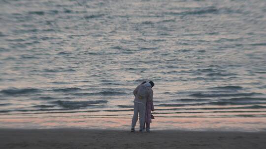威海小石岛西海岸沙滩上的情侣视频素材模板下载