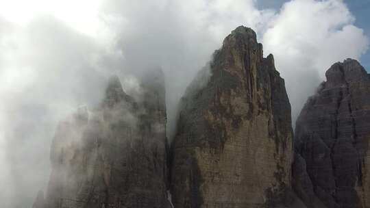 云雾缭绕的巍峨山峰