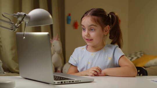 小女孩在电脑上在线学习视频素材模板下载